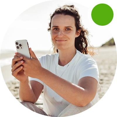 Content creator Agata Dargacz w pracy jako mobile video maker. Uśmiechnięta social media manager nagrywa materiały na plaży przy użyciu smartfona.