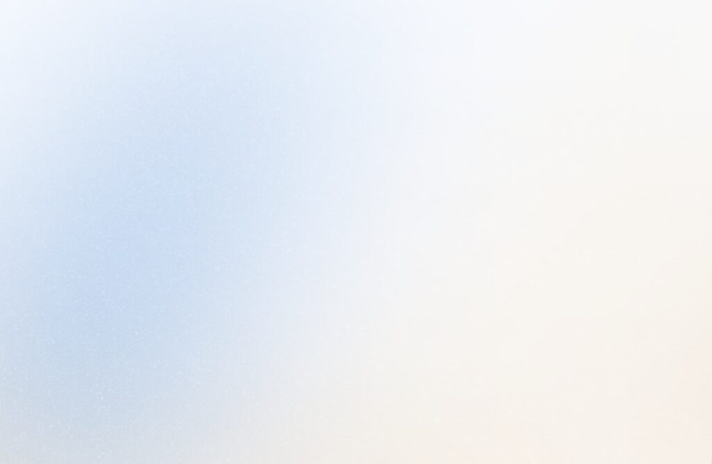 Minimalistyczne tło graficzne w kolorach marki @agata_video Agaty Dargacz. Delikatny, ziarnisty gradient przechodzący od pastelowego błękitu przez czystą biel do ciepłego beżu. Element identyfikacji wizualnej, symbolizujący spokój, profesjonalizm i czystą, nowoczesną estetykę.